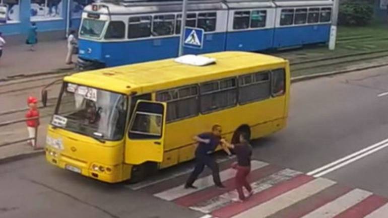 Не поділили дорогу: у Вінниці побились пішохід із водієм