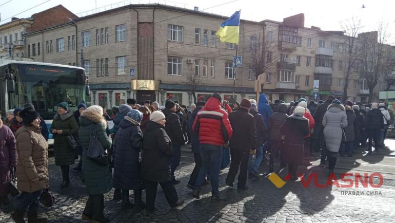 Вулицю Соборну перед Вінницькою ОДА перекрили мітингарі з районів області (ОНЛАЙН-ТРАНСЛЯЦІЯ) (ОНОВЛЮЄТЬСЯ)