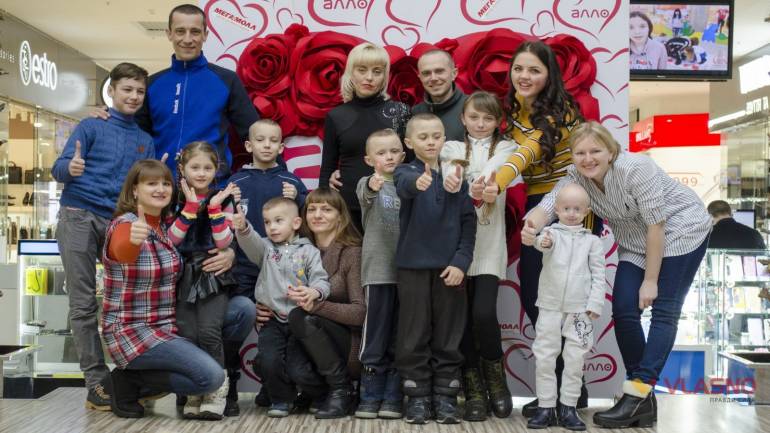 Діти вінницьких волонтерів оздоблювали печиво, стрибали на батутах та катались на поліцейських машинах