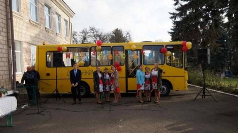 Районна школа на Вінниччині отримала автобус