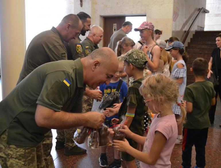 Військові влаштували діткам, які пережили окупацію, свято