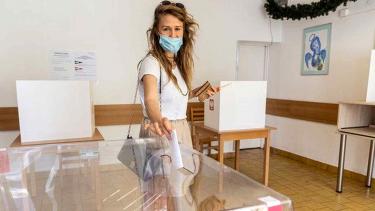 Зі свою ручкою, метровою дистанцією та постійною дезінфекцією: як пройдуть вибори на Вінниччині