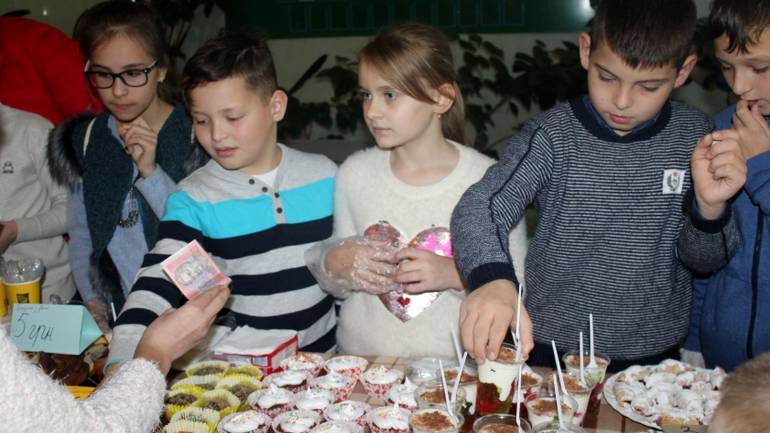 Школярі на Вінниччині збирають кошти на лікування трирічного хлопчика