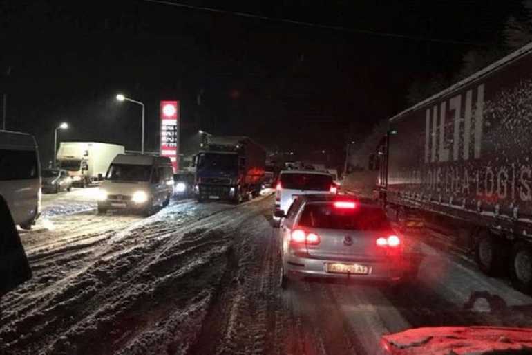 Майже 500 автомобілів у заторі, десятки сіл без світла, повалені дерева - на заході України рятувальники ліквідовують наслідки негоди