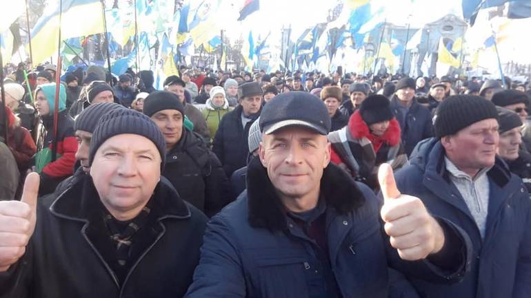 Фермери, активісти, місцеві депутати з Вінниччини стоять за землю під парламентом