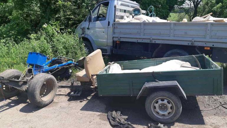 У Вінницькій області зіштовхнувся мотоблок із вантажівкою