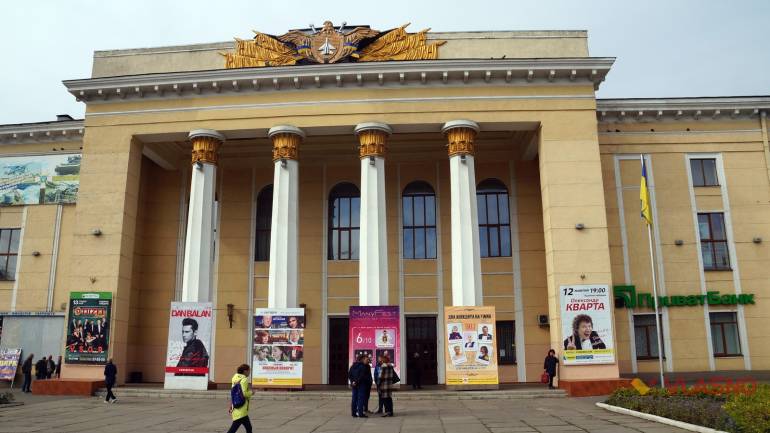 Птах на Будинку офіцерів у Вінниці &laquo;ховає&raquo; всередині танк (ФОТО)