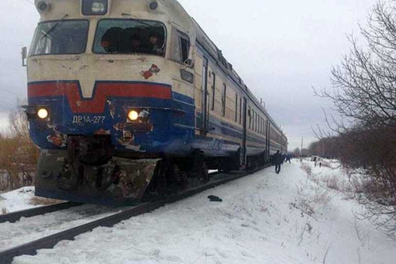 потяг зіткнувся з пасажирським автобусом у Калинівці фото