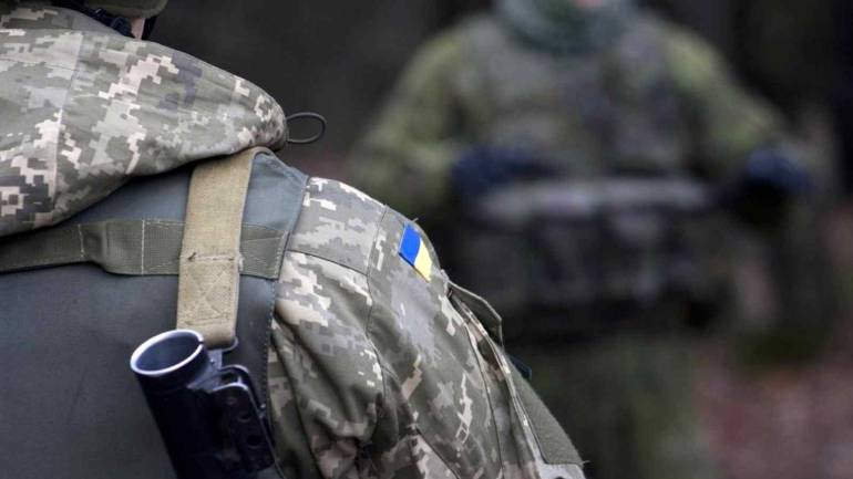На Донбасі поранили двох українських військових