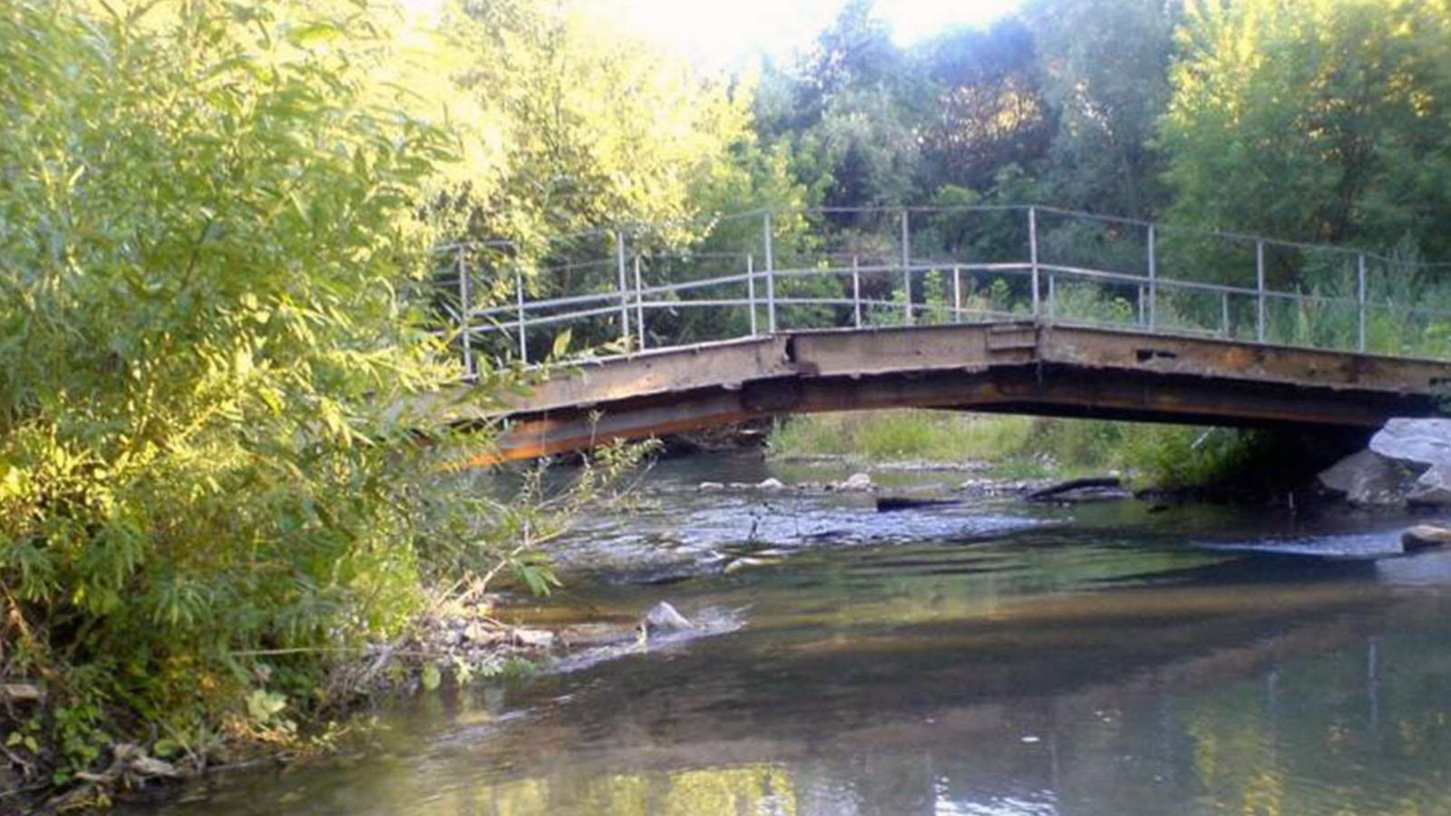 На Вінниччині зруйнований повінню міст "розрізав" село на дві окремі частини