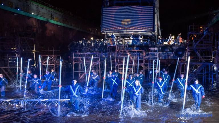 У Маріуполі показали феєричну виставу наповнену релігійною символікою
