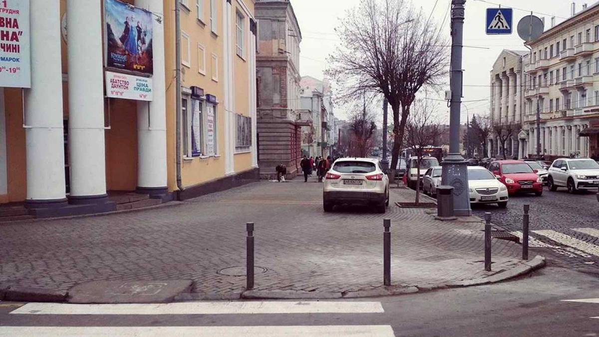 У Вінниці на центральній вулиці міста з'явилися антипаркувальні стовпчики