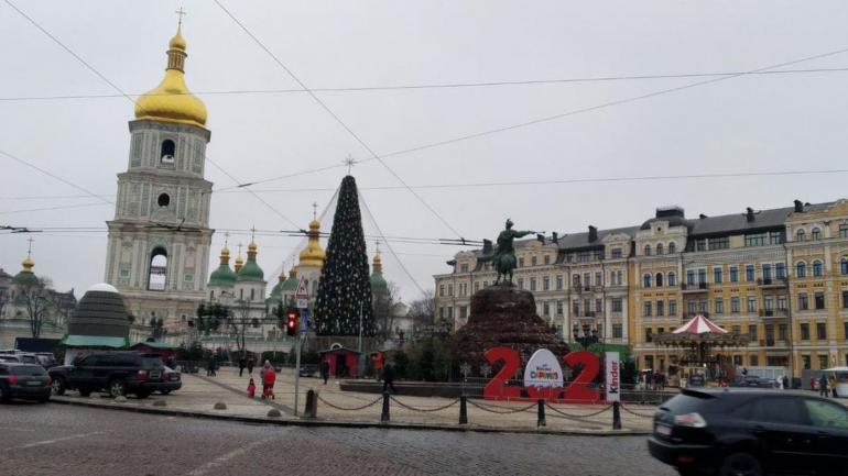 Попри епідемію: у 16 обласних центрах України таки встановили головні ялинки