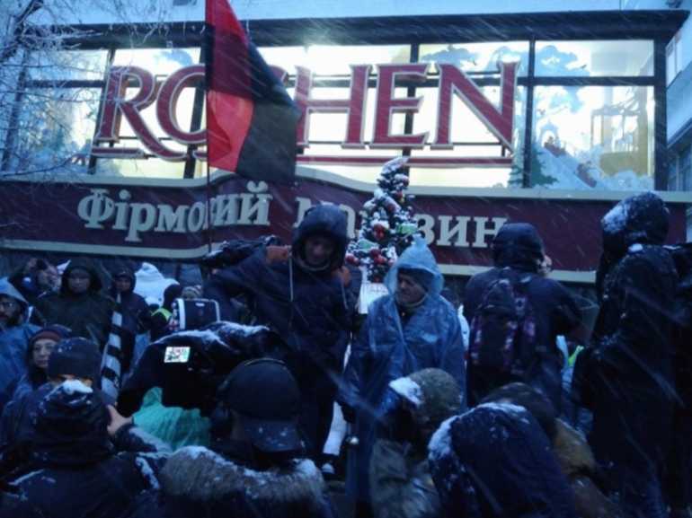 Учасники акції в підтримку Саакашвілі заблокували магазин Roshen