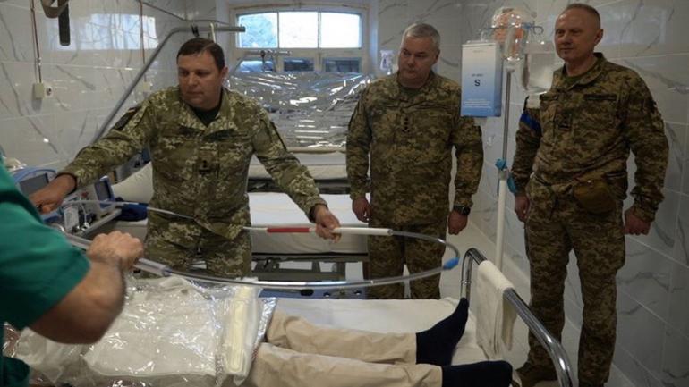 Командувач ОС ЗС України генерал-лейтенант Сергій Наєв передав військовому шпиталю унікальне обладнання для проведення невідкладних хірургічних операцій в польових умовах (ВІДЕО)