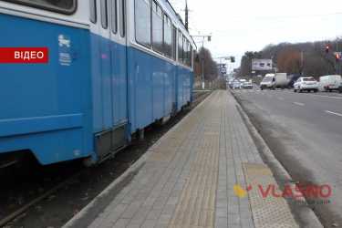 Зупинку громадського транспорту на Максимовича доводять до ладу (ВІДЕО)