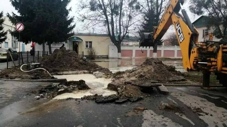 У Вінниці через прорив водогону затопило вулицю