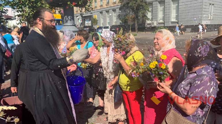 &laquo;Коли збирала квіти, порізала всі ноги&raquo; &ndash; у Вінниці святкують Маковія (ФОТО)
