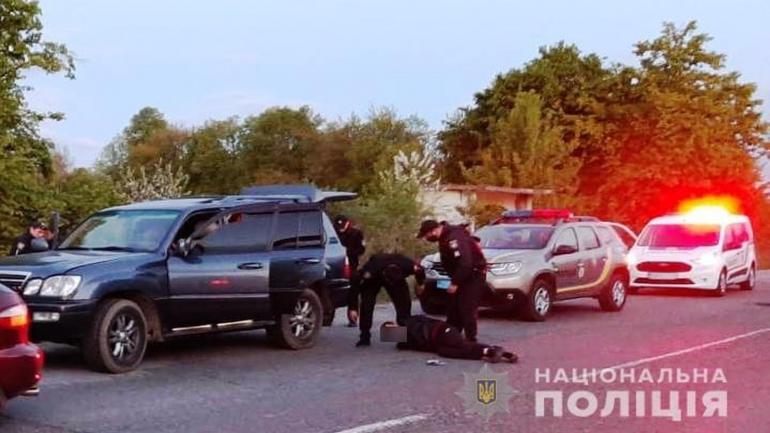 Вночі поліцейський разом з іншими порушниками пограбували дві квартири та поранили її мешканців