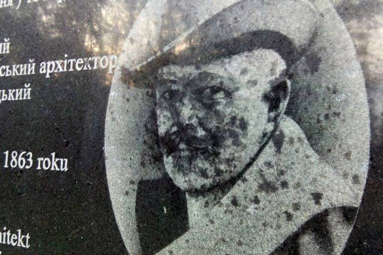 меморіальна дошка Городецькому у селі Шолудьки фото