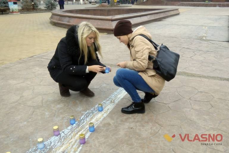 у Вінниці відбувся флешмоб на честь жертв терору у Франції фото