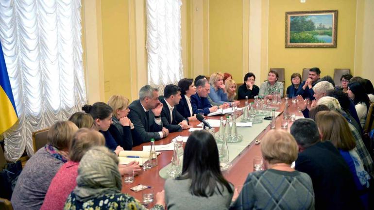 &laquo;Надія помирає останньою&raquo;: сім'ї загиблих на Майдані вінничан зустрілися з Рябошапкою та Зеленським