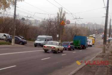 Заборонений транспорт вільно їздить через Київський міст 