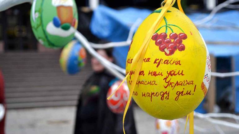 У Вінниці &laquo;посадили дерево&raquo; з українськими писанками