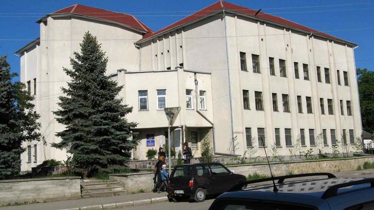 На Вінниччині чоловіку заборонили наближатися до школярки, яку він розбещував