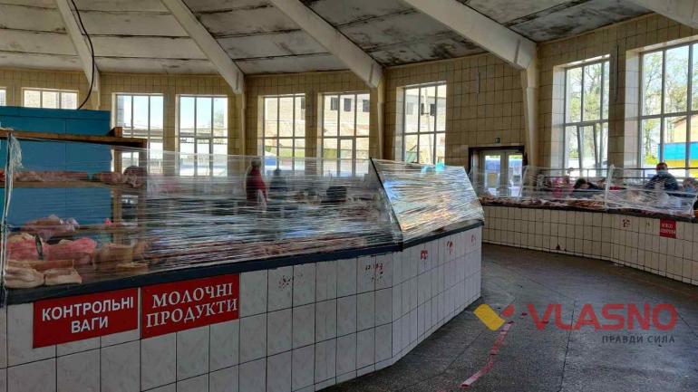 На одному із ринків Вінниччини продавчиня м'ясом торгувала без рукавичок