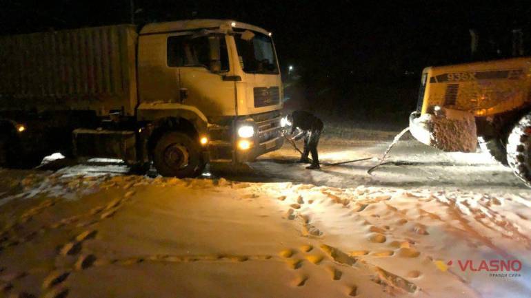 чистять сніг фото