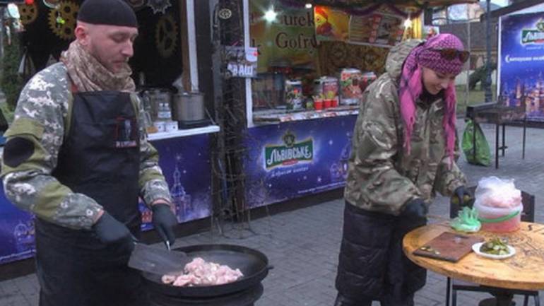 У Вінниці ветерани війни на Донбасі пригощають стравами, які готували для побратимів на передовій