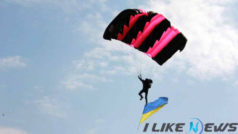 У Вінниці парашутист приземлився з прапором України