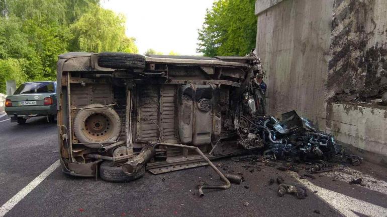 У Козятинському районі водій вантажівки врізався в бетонний міст