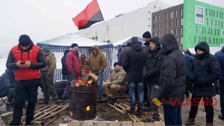 У Вінниці активісти транслювали всі предвиборчі обіцянки Порошенко (ФОТО)