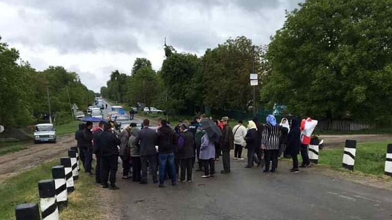 Майже сім годин мешканці Кирнасівки під дощем протестували проти вирізки цукрового заводу