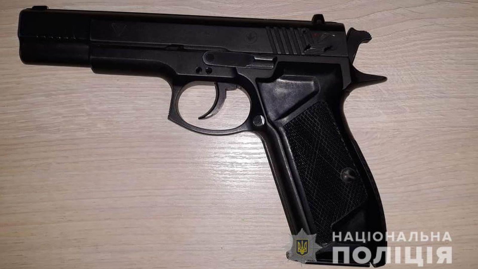 На Вінниччині хуліган вдарив сусідку пістолетом по голові
