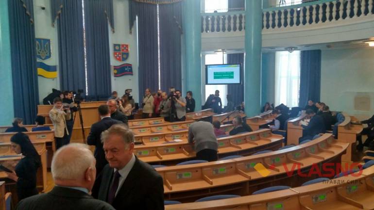 Через побиття людей під ВР депутатів змусили зібратись на позачергову сесію