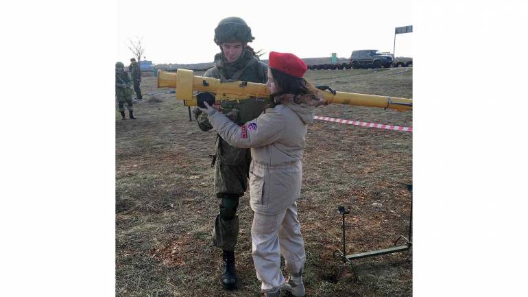 Російські окупанти у Криму роздають дітям зброю