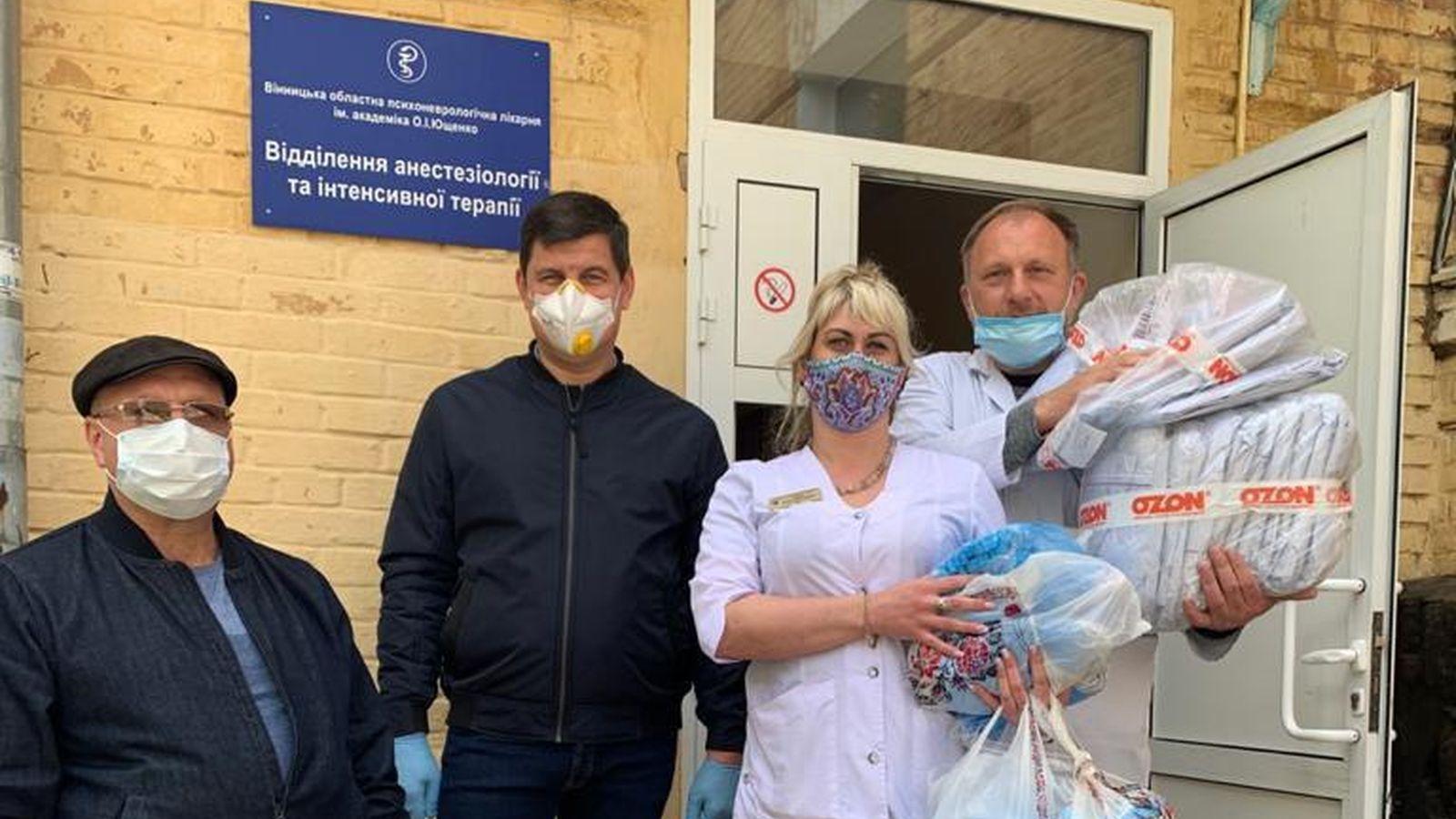 Вінницькі &ldquo;батьківщинівці&rdquo; передали захисні костюми, перчатки та маски до &ldquo;пироговки&rdquo; та лікарні Ющенка
