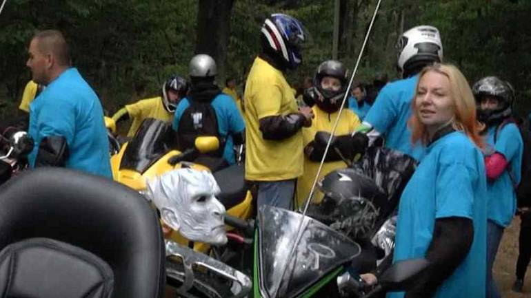 У Вінниці сотня байкерів перед заїздом обсипали себе доларами