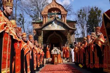 На честь Великодня віряни обійшли пішки всю Вінницю (фото)
