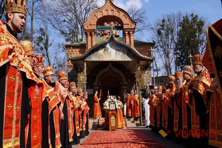 На честь Великодня віряни обійшли пішки всю Вінницю (фото)