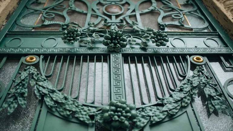 Столітні двері зі смітників реставрують у Івано-Франківську
