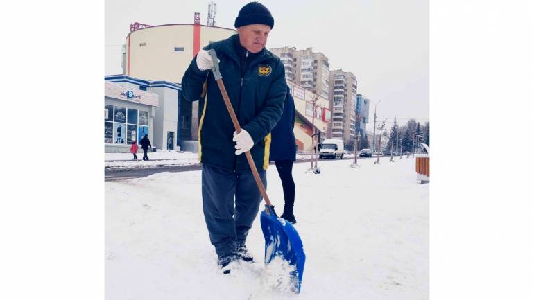 Двірники та прибиральні машини розчищали сніг у Вінниці цілу ніч