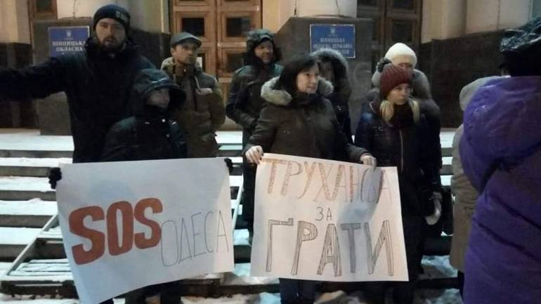 Вінницькі активісти вийшли на всеукраїнську акцію підтримки &laquo;SOS Одеса&raquo; (ВІДЕО)