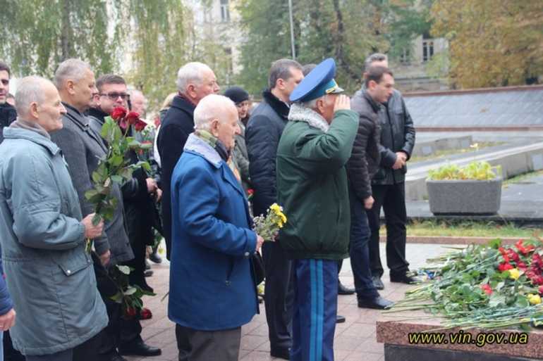 покладання квітів у Вінниці фото