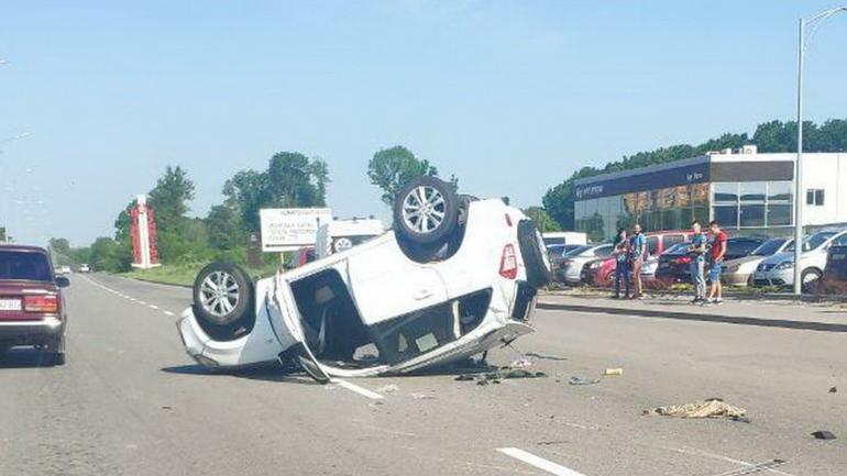 У Вінниці водійка автомобіля Чері, який зробив подвійний кульбіт, чудом не постраждала