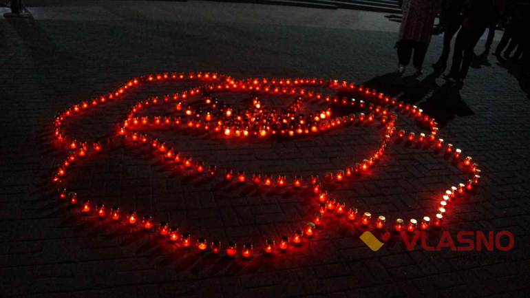Маківку з лампадок викладали і старі, і малі: День пам&rsquo;яті та примирення у Вінниці