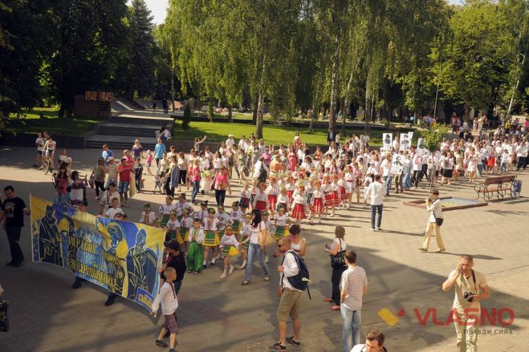 мегамарш у вишиванках у Вінниці фото